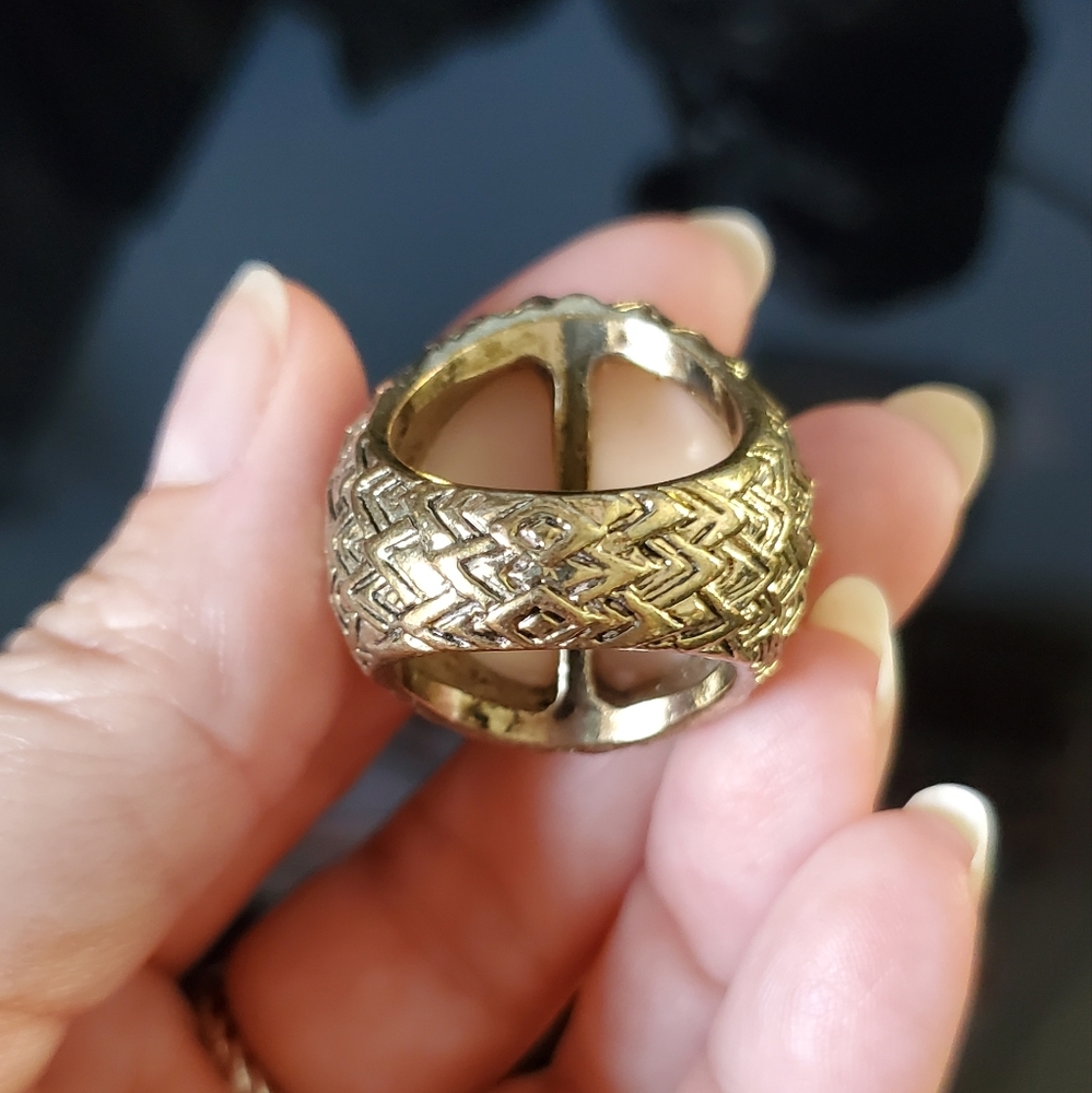 Pretty Goldtone Zigzag Pattern Statement Ring Pal… - image 7